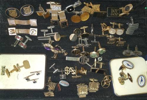 A COLLECTION OF VINTAGE AND ANTIQUE MENS CUFFLINKS SOLD AS IS