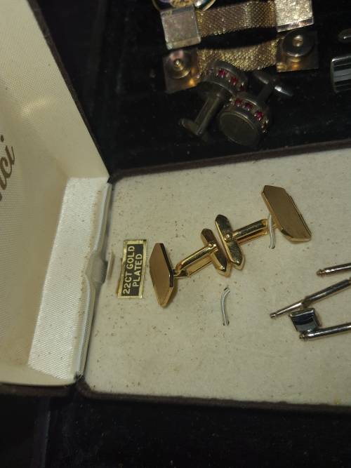 A COLLECTION OF VINTAGE AND ANTIQUE MENS CUFFLINKS SOLD AS IS