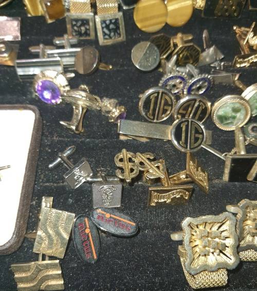 A COLLECTION OF VINTAGE AND ANTIQUE MENS CUFFLINKS SOLD AS IS
