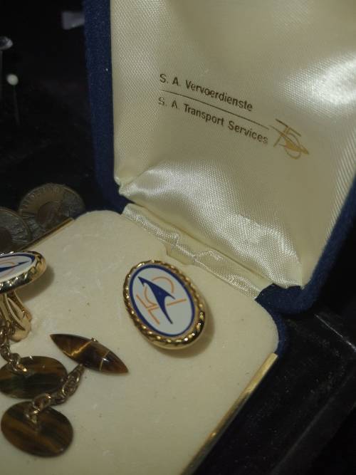 A COLLECTION OF VINTAGE AND ANTIQUE MENS CUFFLINKS SOLD AS IS