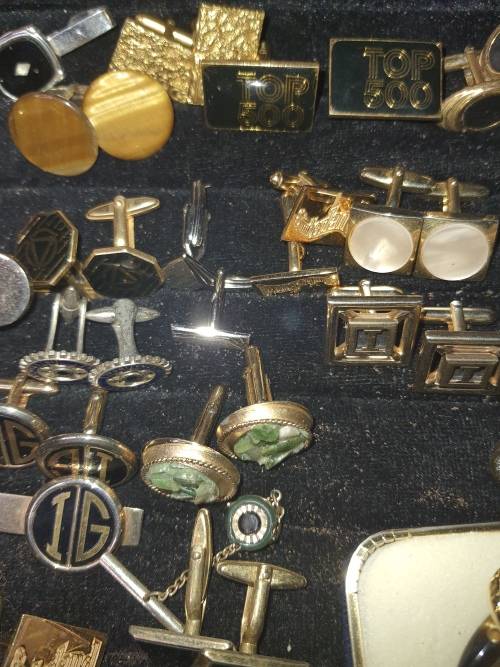 A COLLECTION OF VINTAGE AND ANTIQUE MENS CUFFLINKS SOLD AS IS
