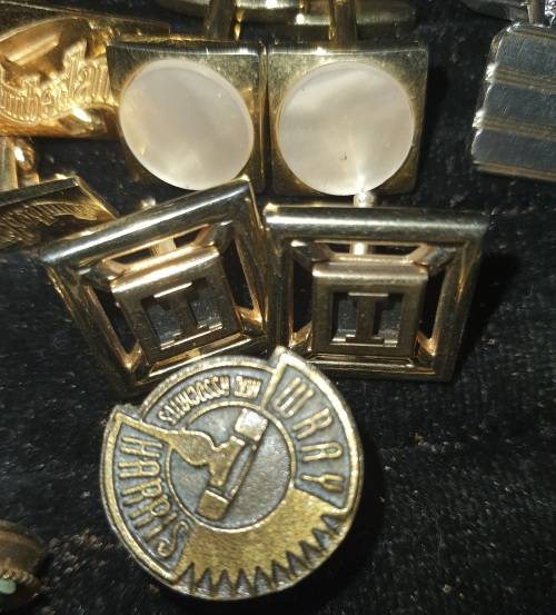 A COLLECTION OF VINTAGE AND ANTIQUE MENS CUFFLINKS SOLD AS IS