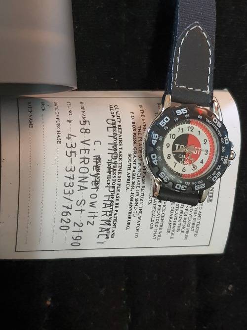 A VINTAGE WOMANS WATCH IN ITS ORIGONAL BOX AND HAS IST ORIGONAL CERTIFICATE SOLD AS IS