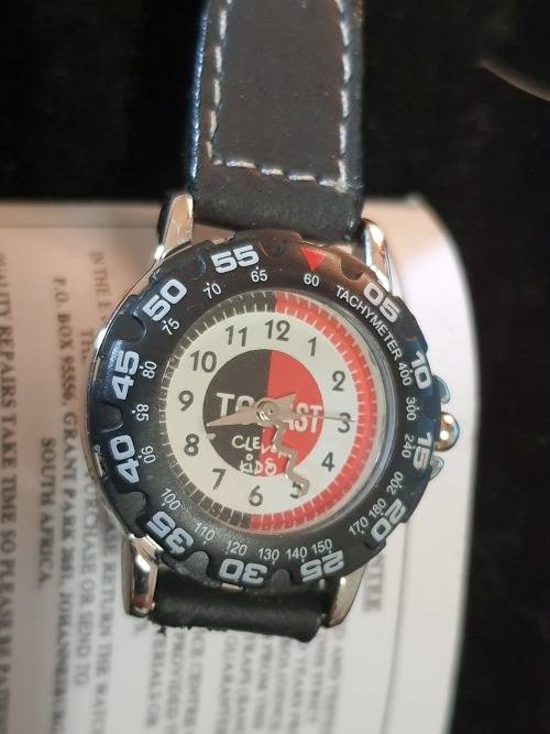 A VINTAGE WOMANS WATCH IN ITS ORIGONAL BOX AND HAS IST ORIGONAL CERTIFICATE SOLD AS IS
