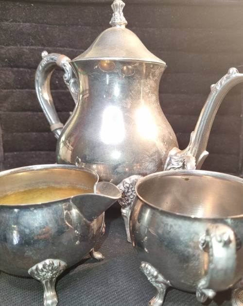 A VINTAGE SILVER-PLATED VICTORIAN STYLE TEA JUG, MILK AND SUGAR BOWL SET SOLD AS IS