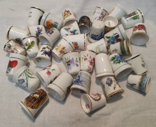 A COLLECTION OF VINTAGE PORCELLAN COLLECTORS SEWING TIMBLES SOLD AS IS
