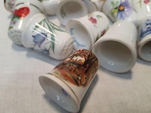 A COLLECTION OF VINTAGE PORCELLAN COLLECTORS SEWING TIMBLES SOLD AS IS