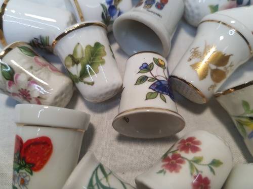 A COLLECTION OF VINTAGE PORCELLAN COLLECTORS SEWING TIMBLES SOLD AS IS