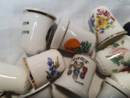 A COLLECTION OF VINTAGE PORCELLAN COLLECTORS SEWING TIMBLES SOLD AS IS
