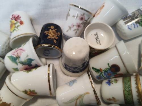 A COLLECTION OF VINTAGE PORCELLAN COLLECTORS SEWING TIMBLES SOLD AS IS