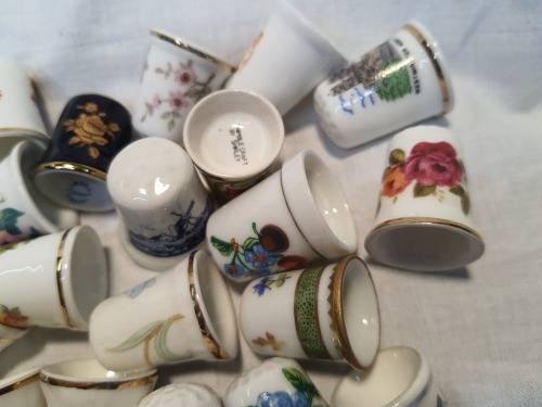 A COLLECTION OF VINTAGE PORCELLAN COLLECTORS SEWING TIMBLES SOLD AS IS