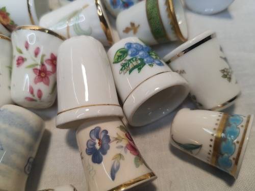 A COLLECTION OF VINTAGE PORCELLAN COLLECTORS SEWING TIMBLES SOLD AS IS