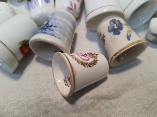 A COLLECTION OF VINTAGE PORCELLAN COLLECTORS SEWING TIMBLES SOLD AS IS