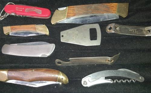 A VINTAGE JOBLOT POCKET KNIVES AND BOTTLE OPENERS SOLD AS IS