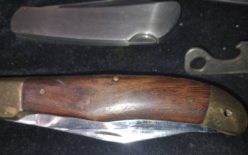 A VINTAGE JOBLOT POCKET KNIVES AND BOTTLE OPENERS SOLD AS IS