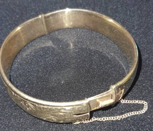 A vintage 9ct gold core bangle 21.8 grs ornately engraved, i