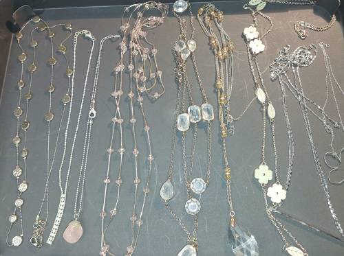 A VINTAGE JOBLOT RETRO COSTUME NECKLACES SOLD AS IS