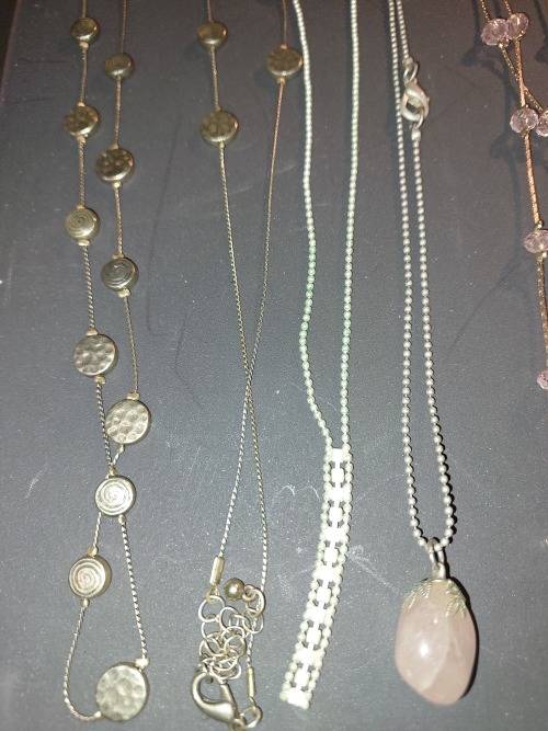 A VINTAGE JOBLOT RETRO COSTUME NECKLACES SOLD AS IS