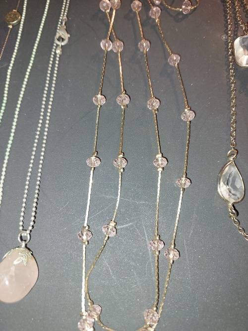 A VINTAGE JOBLOT RETRO COSTUME NECKLACES SOLD AS IS