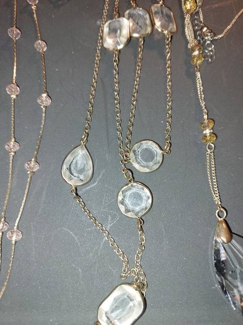 A VINTAGE JOBLOT RETRO COSTUME NECKLACES SOLD AS IS