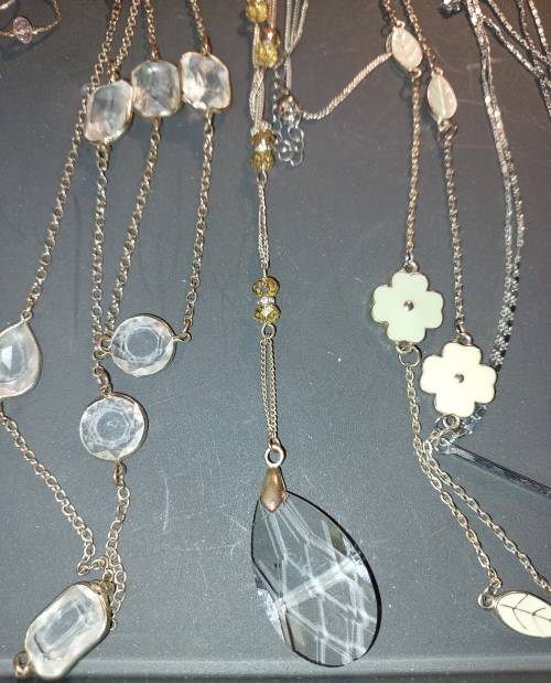 A VINTAGE JOBLOT RETRO COSTUME NECKLACES SOLD AS IS