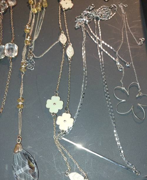 A VINTAGE JOBLOT RETRO COSTUME NECKLACES SOLD AS IS