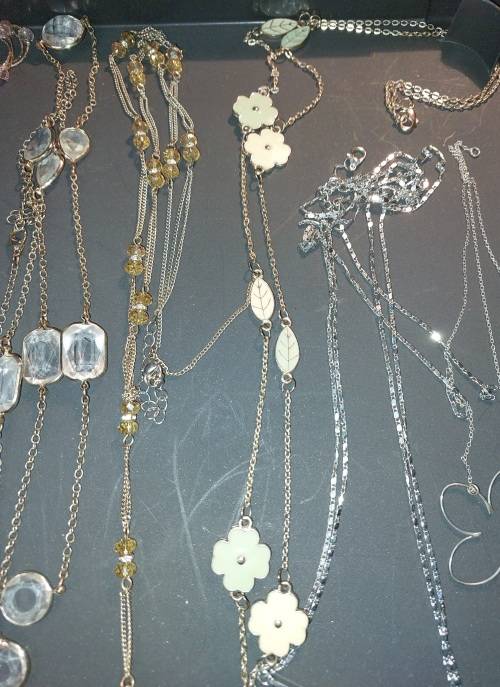 A VINTAGE JOBLOT RETRO COSTUME NECKLACES SOLD AS IS