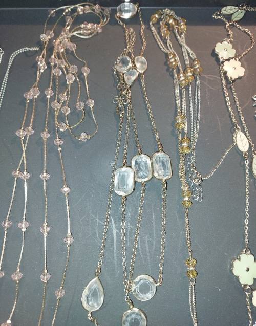A VINTAGE JOBLOT RETRO COSTUME NECKLACES SOLD AS IS