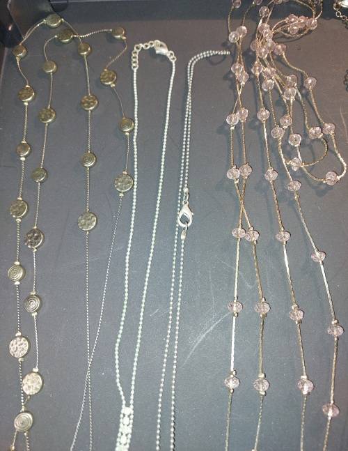A VINTAGE JOBLOT RETRO COSTUME NECKLACES SOLD AS IS
