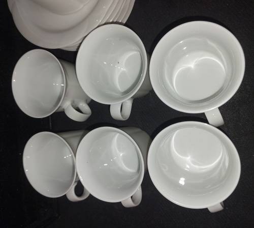 A VINTAGE SET ARZBERG PORCELAN GERMANY 6 TEACUPS AND 6 SAUCERS WITH A SUGAR BOWL