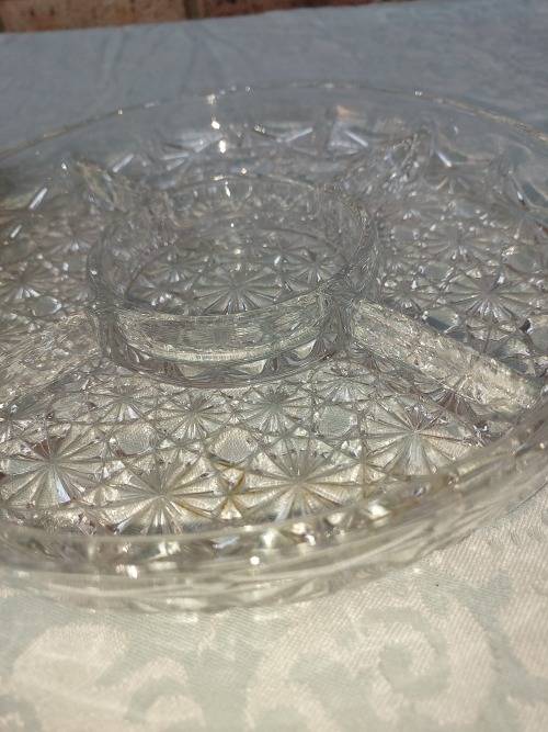 A VINTAGE LARGE APPROXIMATELY 32CM SIZE LAZI SUZI SILVER PLATED AND A GLASS INNER TRAY
