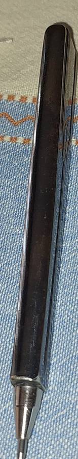 A VINTAGE COLLECTORS SILVER PLATED BALL PEN SOLD AS IS