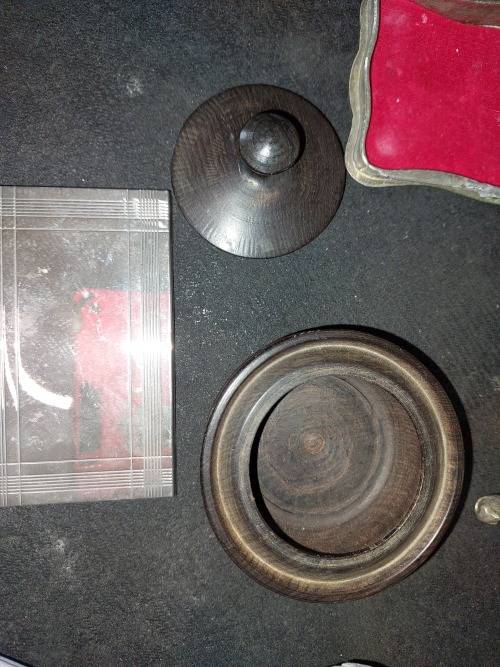 A VINTAGE AND ANTIQUE COLLECTION PILL BOXES , COMPACTS AND JEWELRY BOXES SOLD AS IS