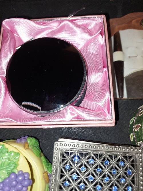 A VINTAGE AND ANTIQUE COLLECTION PILL BOXES , COMPACTS AND JEWELRY BOXES SOLD AS IS