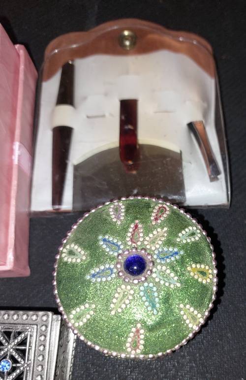 A VINTAGE AND ANTIQUE COLLECTION PILL BOXES , COMPACTS AND JEWELRY BOXES SOLD AS IS