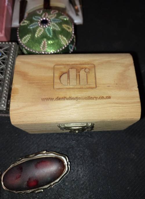 A VINTAGE AND ANTIQUE COLLECTION PILL BOXES , COMPACTS AND JEWELRY BOXES SOLD AS IS