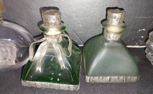 A COLLECTION OF ANTIQUE GREEN COBALT COLOURED AND CLEAR CRYSTAL AND GLASS PERFUME CONTAINERS