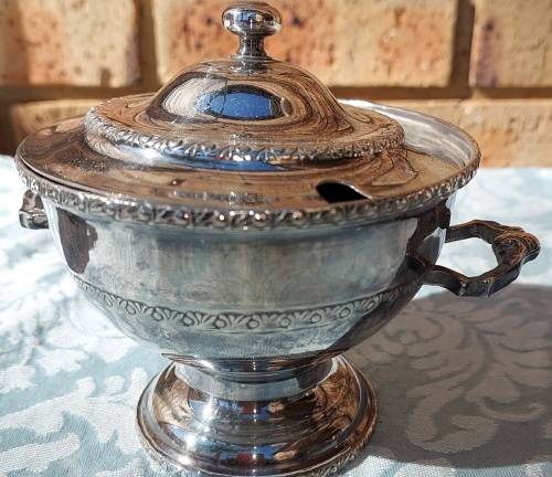 A VINTAGE SERANCO SP.ON C SMALL SAUCE TURINE IN GOOD CONDITION SOLD AS IS