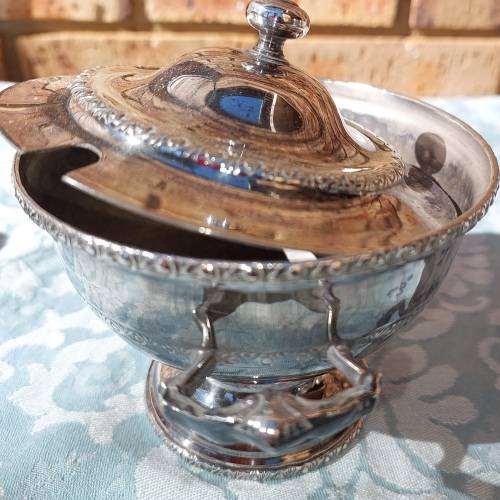 A VINTAGE SERANCO SP.ON C SMALL SAUCE TURINE IN GOOD CONDITION SOLD AS IS