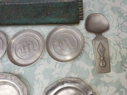 A MIXED VINTAGE JOB LOT FINGER SERVING TRAY SOLD AS IS