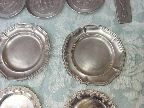 A MIXED VINTAGE JOB LOT FINGER SERVING TRAY SOLD AS IS