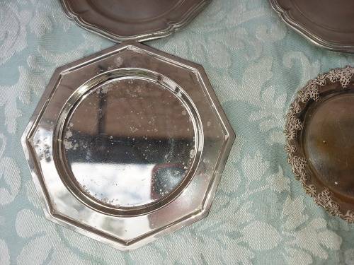 A MIXED VINTAGE JOB LOT FINGER SERVING TRAY SOLD AS IS