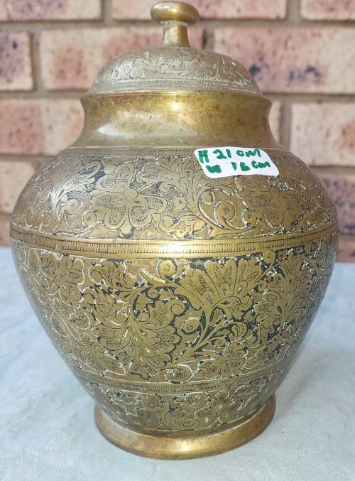 A VINTAGE BRASS GINGER JAR IN GREAT CONDITION SOLD AS IS