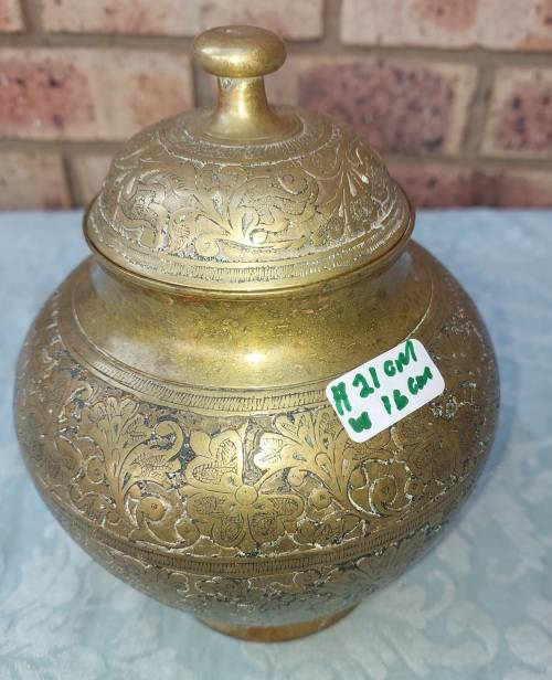 A VINTAGE BRASS GINGER JAR IN GREAT CONDITION SOLD AS IS
