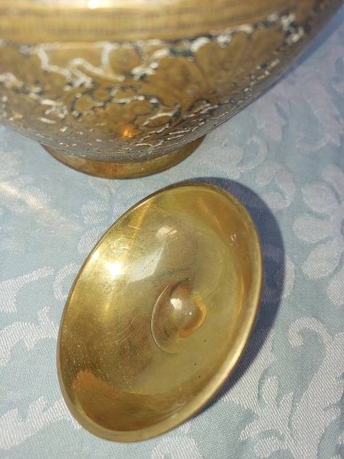 A VINTAGE BRASS GINGER JAR IN GREAT CONDITION SOLD AS IS