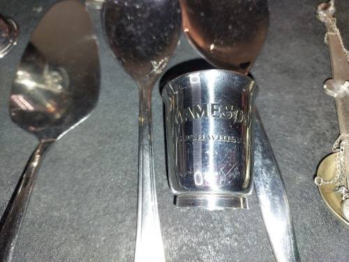 A VINTAGE MIXED JOBLOT STAINLESS STEEL AND EPNS CUTLERY SOLD AS IS