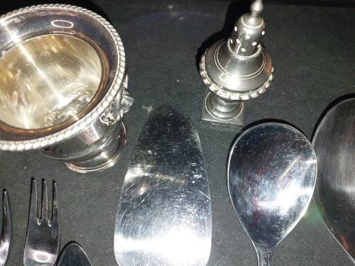 A VINTAGE MIXED JOBLOT STAINLESS STEEL AND EPNS CUTLERY SOLD AS IS