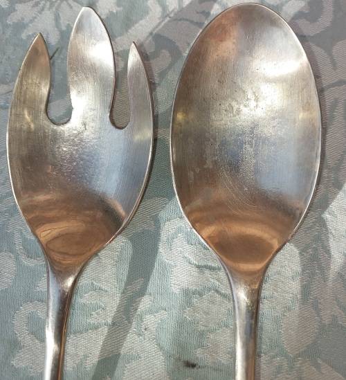 A CLASSIC DESIGNED PAIR OF SALAD TONGS SOLD AS IS