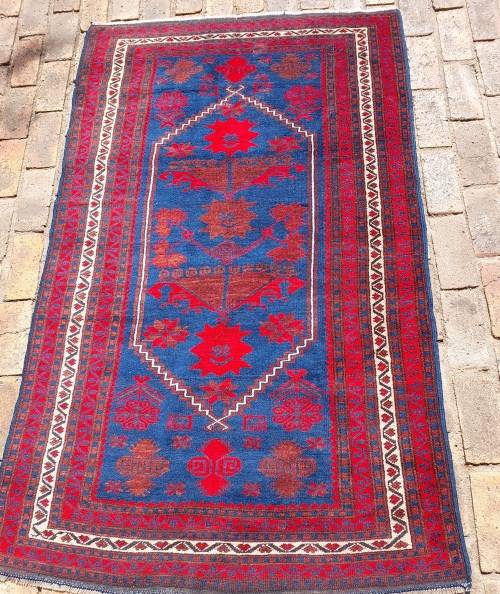 A BEAUTIFUL RED AND BLUE PERSIAN RUG