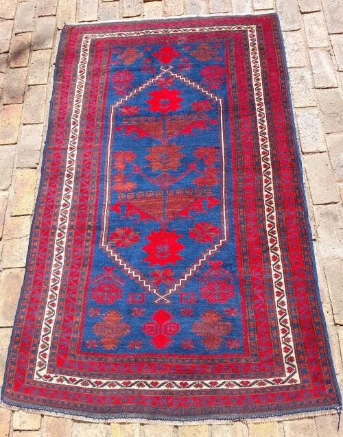 A BEAUTIFUL RED AND BLUE PERSIAN RUG